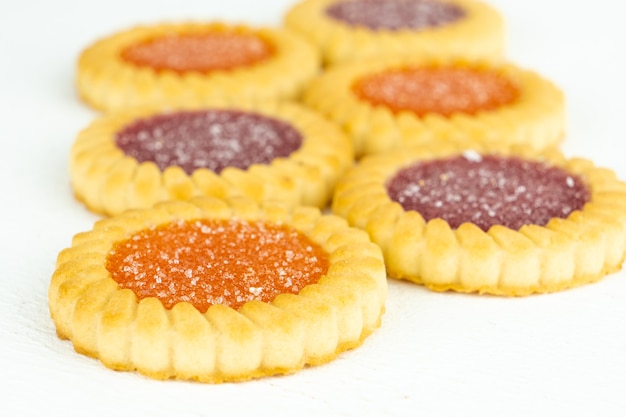 Photo un ensemble de biscuits acidulés à la confiture d'abricots et de fraises