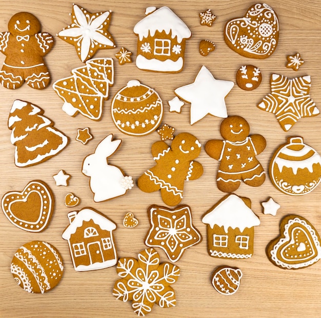 Un ensemble de biscuits de pain d'épice de différentes formes sur une table en bois