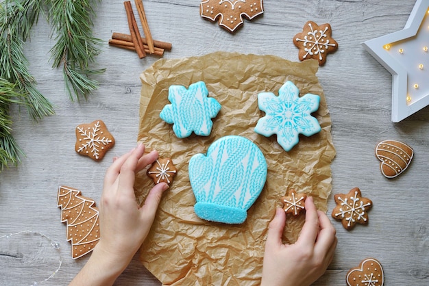 Ensemble de biscuits de pain d'épice du Nouvel An à glaçure bleue sur une table au décor du Nouvel An. concept de cuisson de noël.