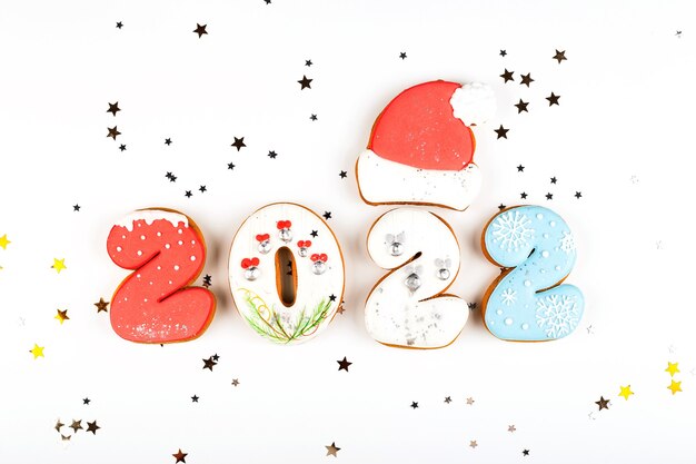 Ensemble de biscuits de pain d'épice en forme de nombres de nouvel an sur fond blanc