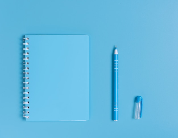 Ensemble bleu de cahier et stylo, vue de dessus