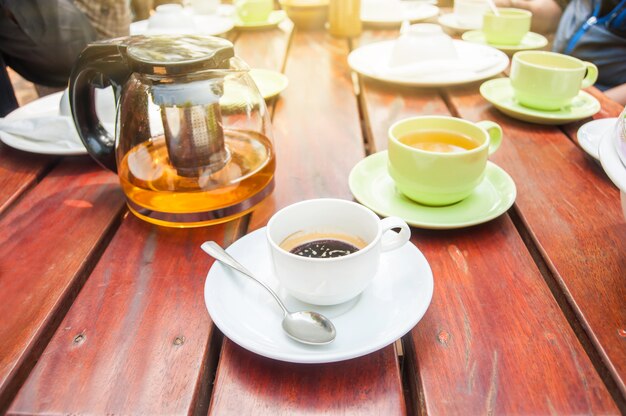ensemble de boisson de café et thé sur la table en bois