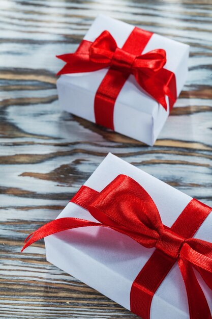 Ensemble de boîtes à cadeaux enveloppées de rouge sur une surface en bois