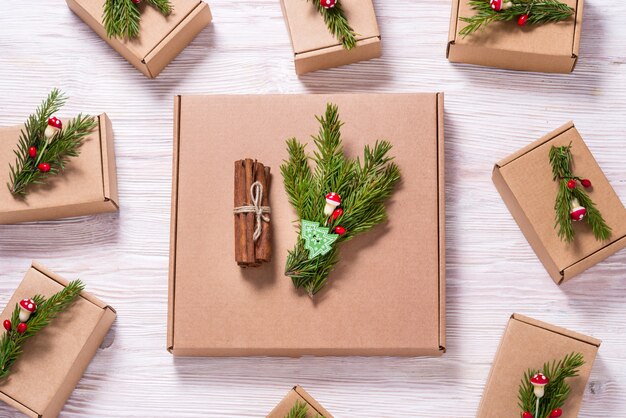 Ensemble de boîtes en carton marron décorées d'ornement d'arbre de Noël sur fond de bois