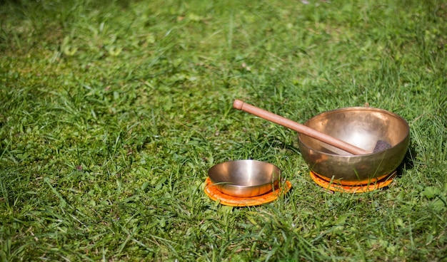 Ensemble de bols chantants dans le propre jardin zen en plein air