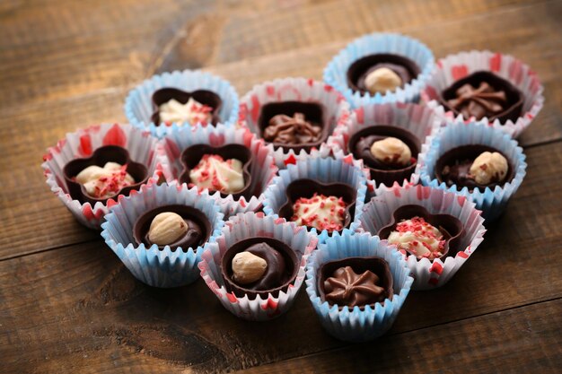 Ensemble de bonbons au chocolat formant coeur sur un fond en bois