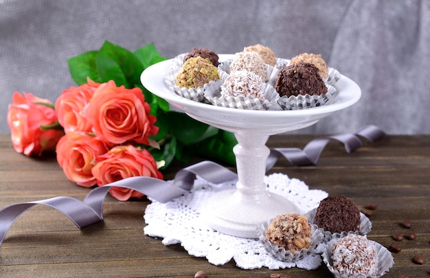 Ensemble de bonbons au chocolat sur table sur fond gris