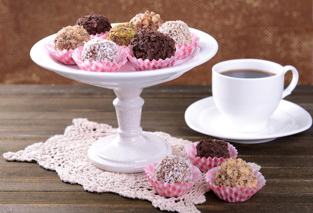 Photo ensemble de bonbons au chocolat sur table sur fond marron