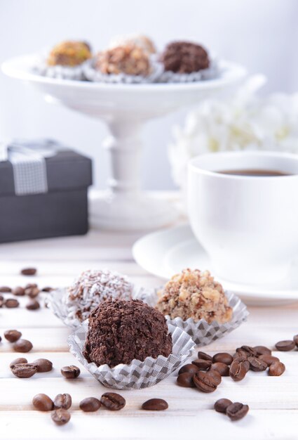 Ensemble de bonbons au chocolat sur la table à la lumière