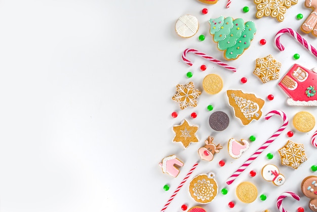 Ensemble de bonbons de Noël. Assortiment de bonbons de Noël festifs, de bonbons traditionnels et de biscuits. Flatlay avec bonbons de canne à sucre, pain d'épice, bonbons, vue de dessus