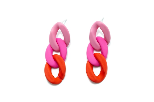 Ensemble de boucles d'oreilles en forme de chaînes en plastique coloré isolé sur fond blanc