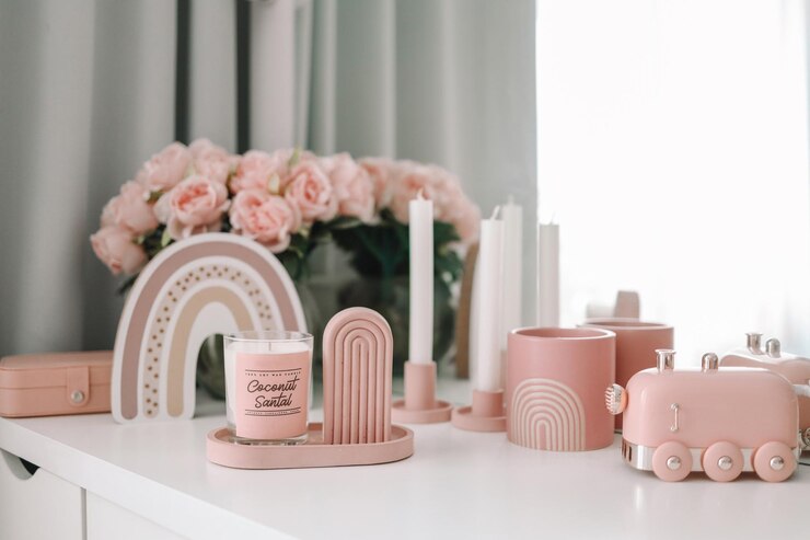 Un ensemble de bougies élégantes à l'intérieur de la maison