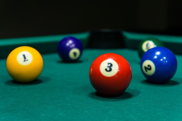 Un ensemble de boules de billard sur la table