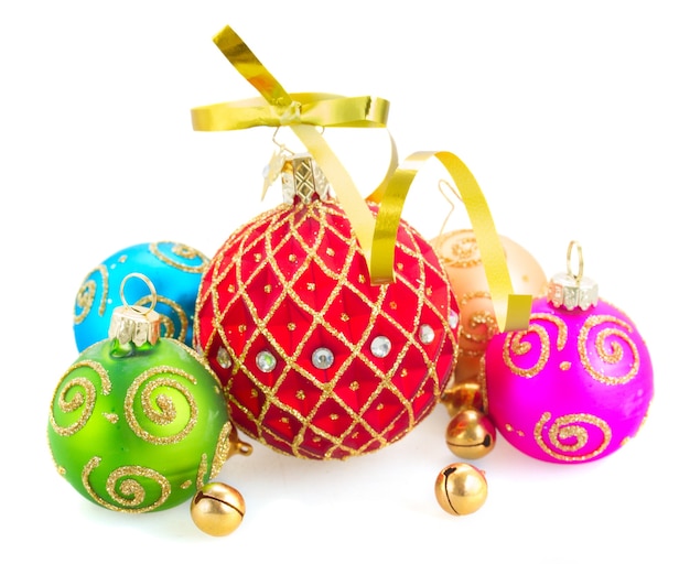 Ensemble de boules de Noël multicolores isolé sur fond blanc