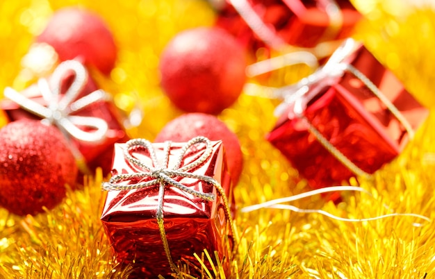 Ensemble de boules rouges et de cadeaux de décoration de Noël au-dessus de la guirlande jaune