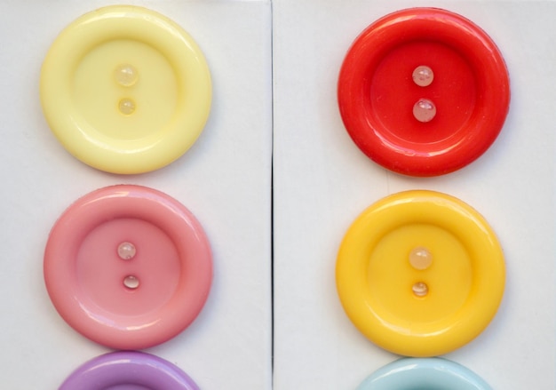 Photo un ensemble de boutons de couture colorés et brillants