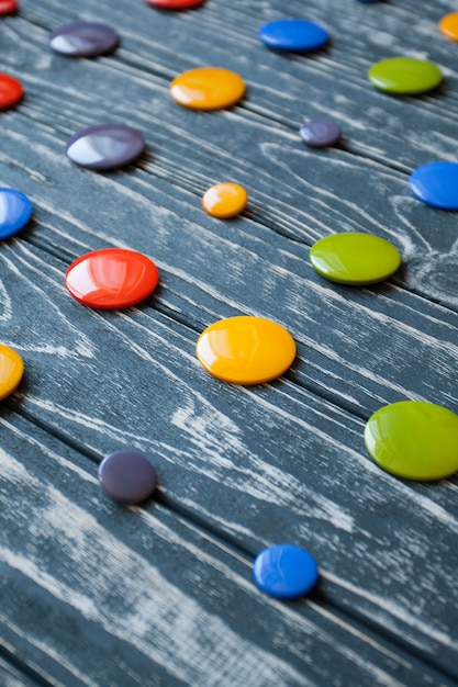 ensemble de boutons en verre colorés pour vêtements sur bois foncé