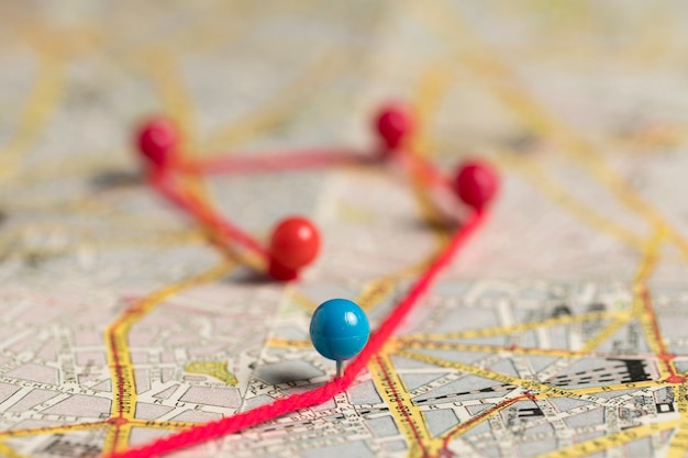 Photo ensemble de broches de papeterie et de fil sur la carte en vue haute