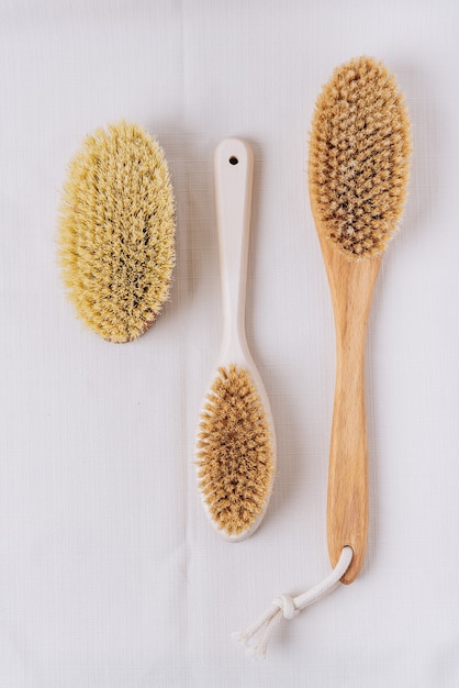 Ensemble de brosse de douche avec poignée en bois vue de dessus