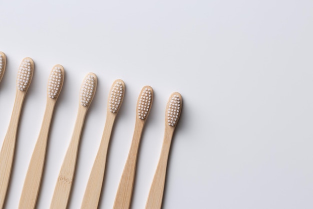 Ensemble de brosses à dents en bois de bambou respectueuses de l'environnement. Sauvez la planète ou PAS de concept plastique. Isolé sur fond blanc.