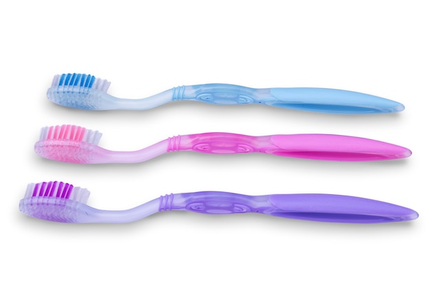 Ensemble de brosses à dents colorées isolé sur mur blanc