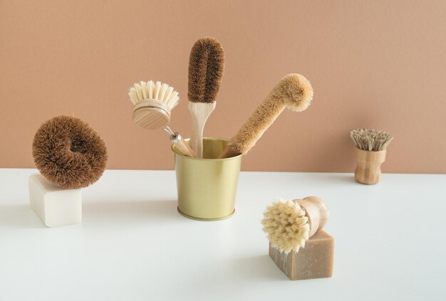 un ensemble de brosses pour le ménage sans plastique en bois