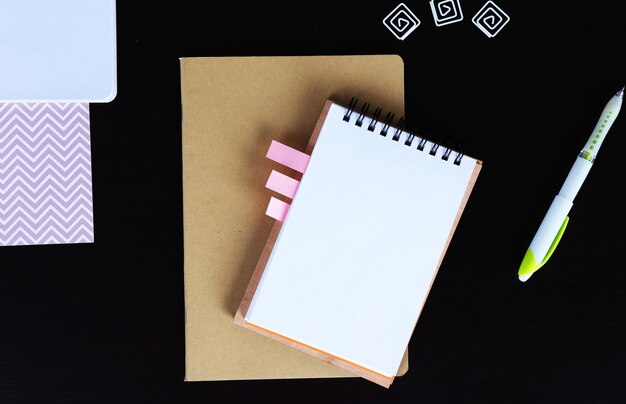 Ensemble de bureau et d'école avec papeterie et cahiers sur une table