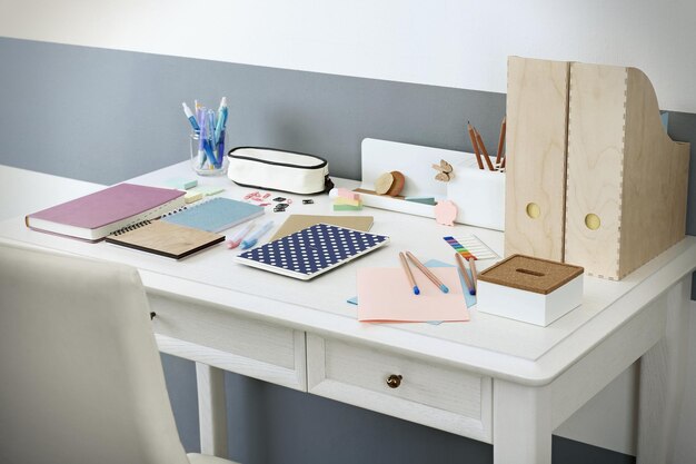 Ensemble de bureau et d'école avec papeterie et cahiers sur une table