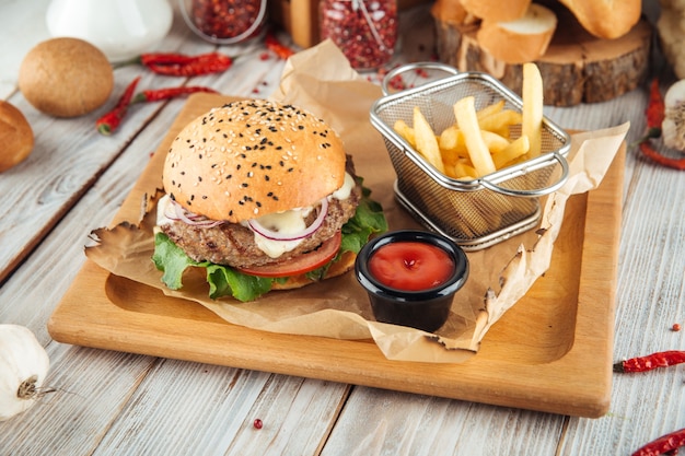 Ensemble De Burger Classique Avec Frites Et Ketchup