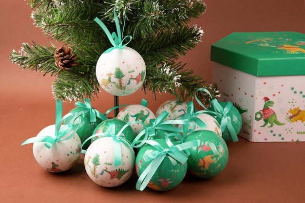 Photo ensemble cadeau de jouets de boules de noël du nouvel an pour le sapin de noël.