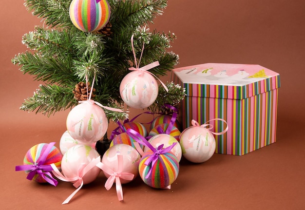 Photo ensemble cadeau de jouets de boules de noël du nouvel an pour le sapin de noël.