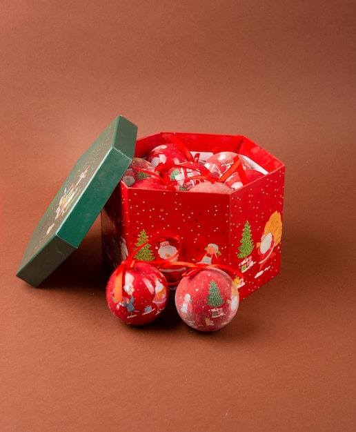 Photo ensemble cadeau de jouets de boules de noël du nouvel an pour le sapin de noël.