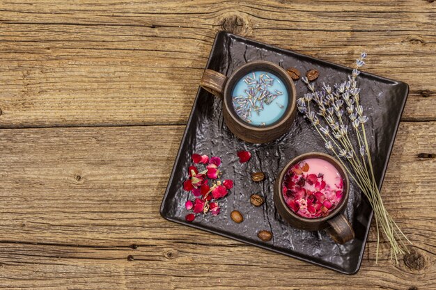 Ensemble de café au lait coloré romantique pour deux amoureux