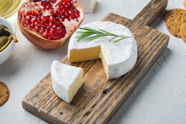 Ensemble de camembert au fromage fermier, sur blanc