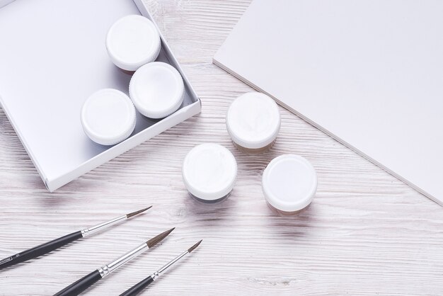 Ensemble de canettes en plastique blanc avec couvercle, sur table en bois