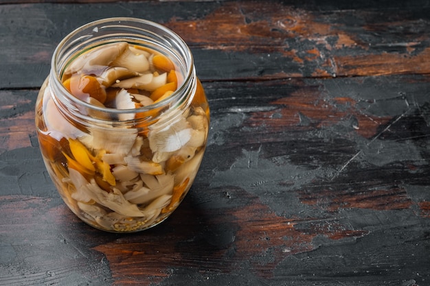 Ensemble de champignons marinés, sur le vieux fond de table en bois foncé, avec un espace pour le texte copyspace