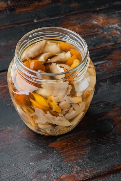 Ensemble de champignons marinés, sur le vieux fond de table en bois foncé