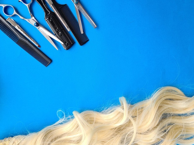 Ensemble de cheveux d'outil de coiffure sur l'espace de copie de fond bleu