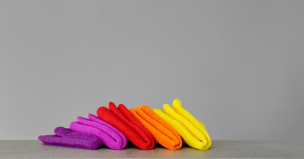 Un ensemble de chiffons en microfibres de nettoyage colorés.