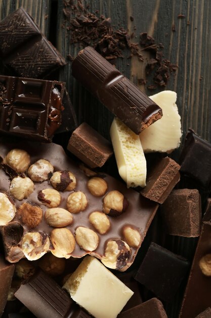 Photo ensemble de chocolat aux noisettes sur table en bois libre