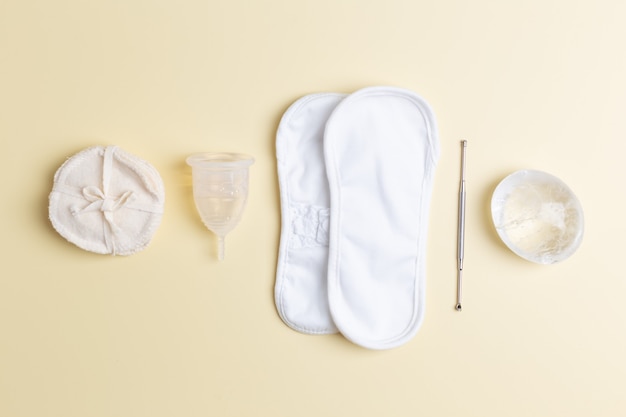 ensemble de choses réutilisables coupe menstruelle, coussin d'oreille en métal, tampons de coton déodorant boutique zéro déchet