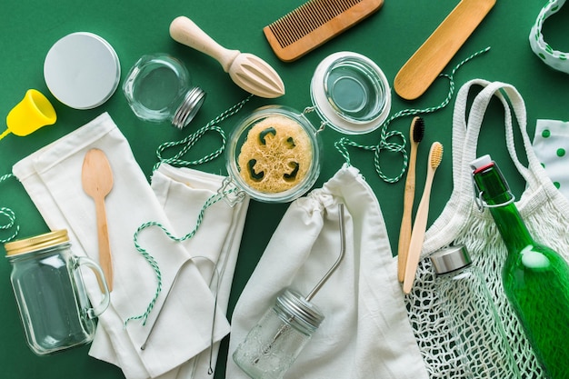 ensemble de choses réutilisables à vie sans plastique sur fond vert