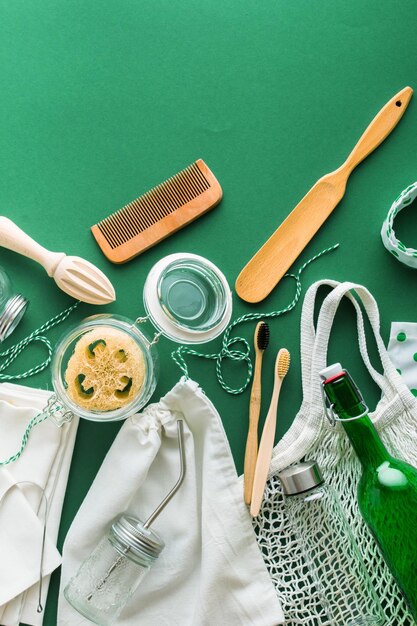 ensemble de choses réutilisables à vie sans plastique sur fond vert