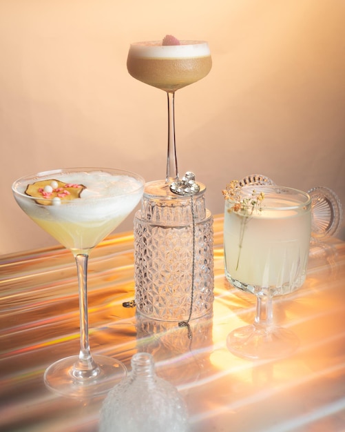 Photo ensemble de cocktails beige clair
