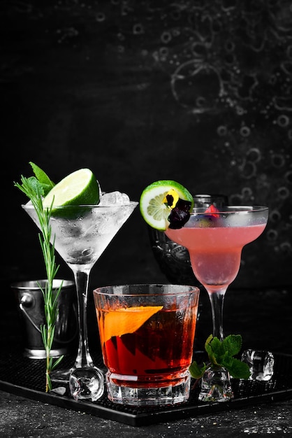 Ensemble de cocktails colorés dans des verres au bar Bar à menus Alcool