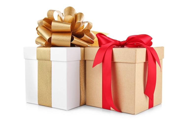 Photo ensemble de coffrets cadeaux sur mur blanc