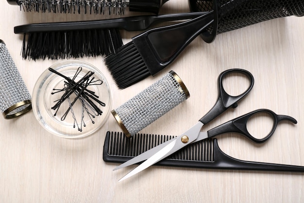 Ensemble de coiffeur avec des outils sur une table en bois clair