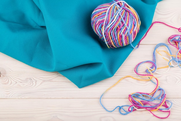 Ensemble coloré allongé sur un tissu bleu