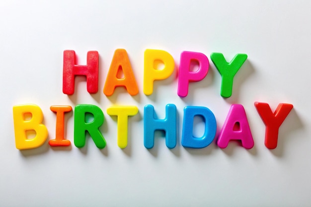 un ensemble coloré de lettres en plastique qui disent joyeux anniversaire