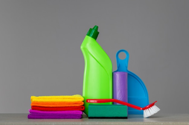 Ensemble coloré d&#39;outils pour nettoyer la maison au neutre.